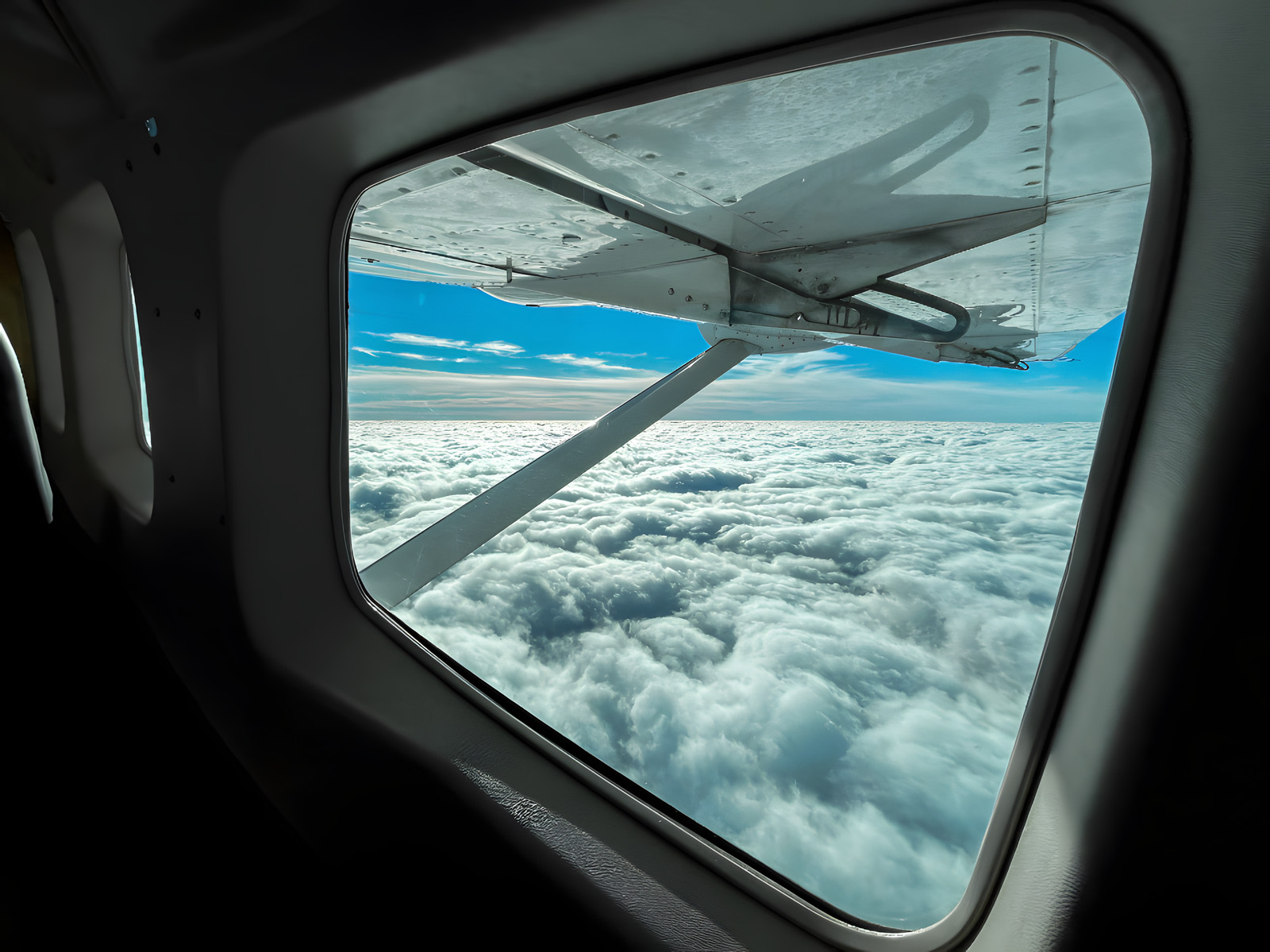 Nuages vus depuis le hublot d’un avion